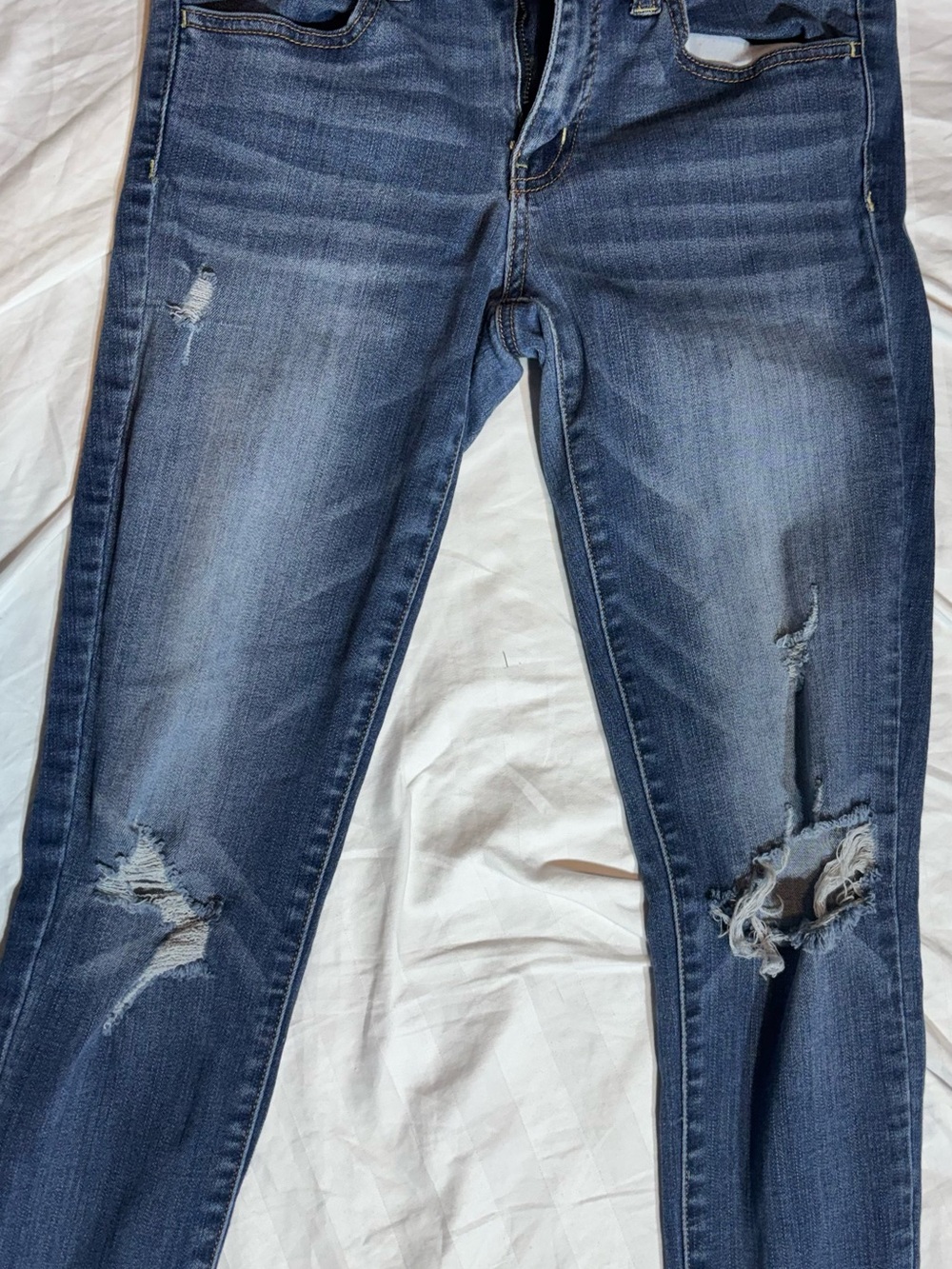 💙American Eagle Outfitters Skinny Super Super StretchDistressed Jeans -Dark Blue